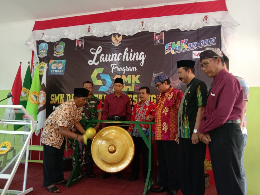 Pemukulan Gong Pembukaan Program SMK MINI